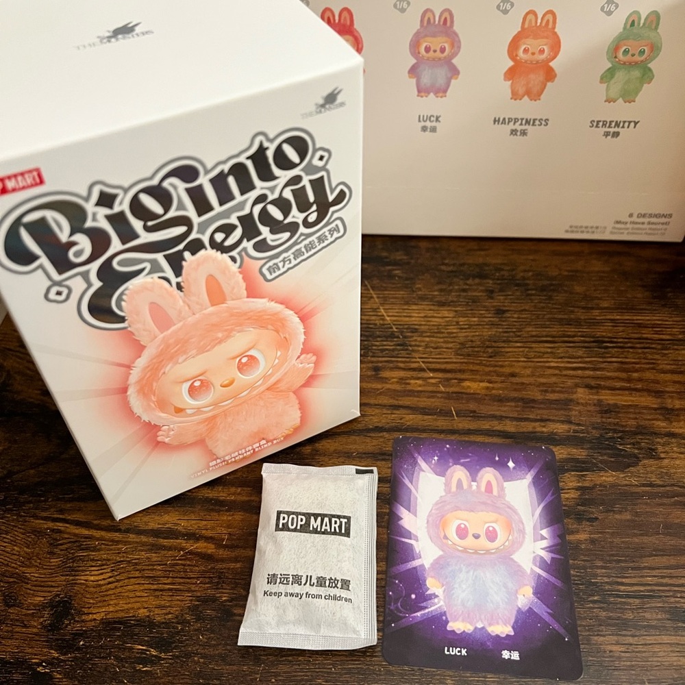 AUTHENTIC LUCK Pop Mart Big into Energy Figure
